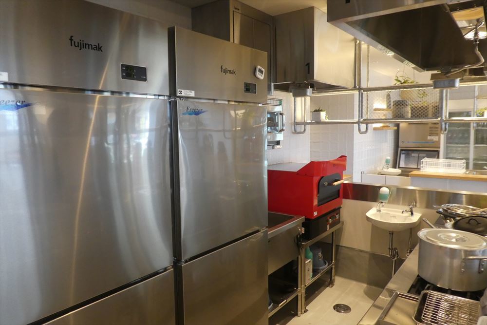 グリラーやオーブンもあり、ストック用の冷凍・冷蔵庫も完備している