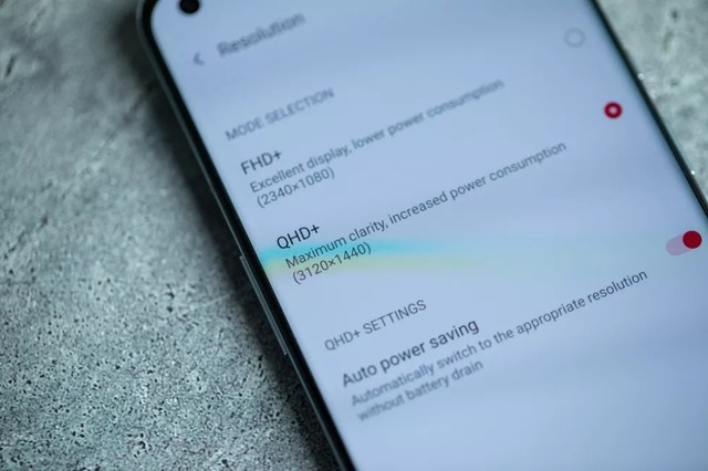 　OnePlus 9 Proはワンタッチでスクリーンの最大解像度を抑えることができる。バッテリーの持ちを改善することができるだろう。