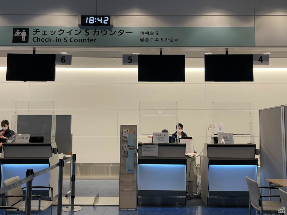 東邦大学羽田空港第3ターミナルクリニックは第3ターミナルの1階、かつてのチェックインカウンターがPCR検査の受付になっている