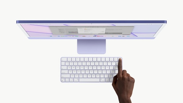 　背面と縁の部分は暗めの加工を施されている一方で、前面とキーボード、スタンドは明るく見えるようになっている。カラーの名前は明るい前面パネルの見え方に由来している。したがって「レッド」が「ピンク」と呼ばれるのだ。