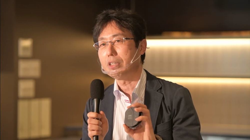 カゴメ 事業開発室長の吉見信彦氏は野菜摂取の充足度を測定できるデバイス「ベジチェック」とともに登壇した。