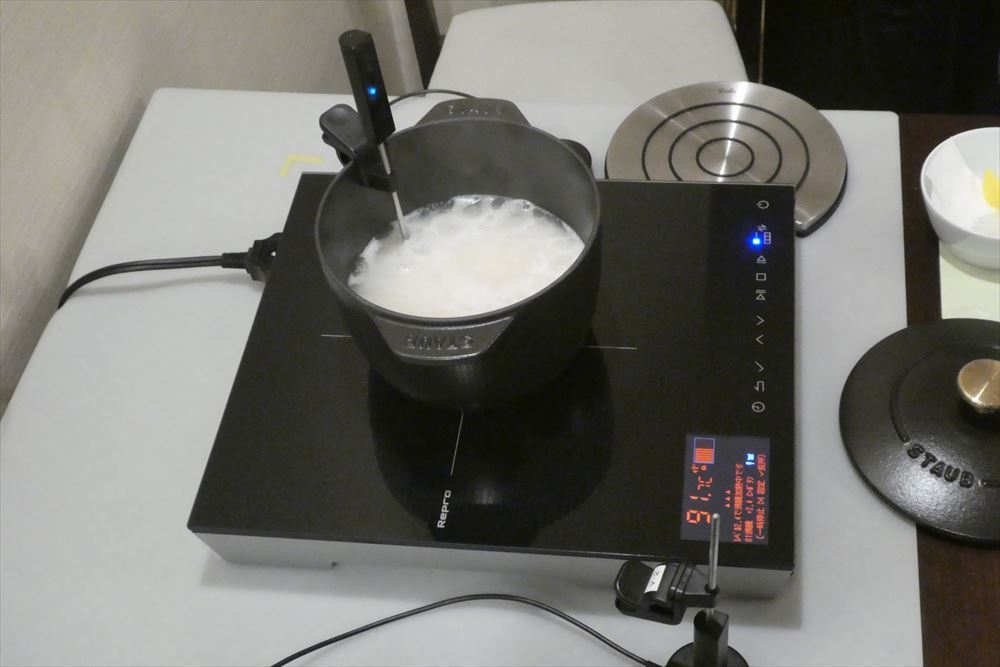 ストウブの炊飯専用鍋「ラ・ココット de GOHAN」向けに開発した炊飯レシピのデモも行ってくれた。取扱説明書にある通り、フタを取って外部センサーを挿し、沸騰させる