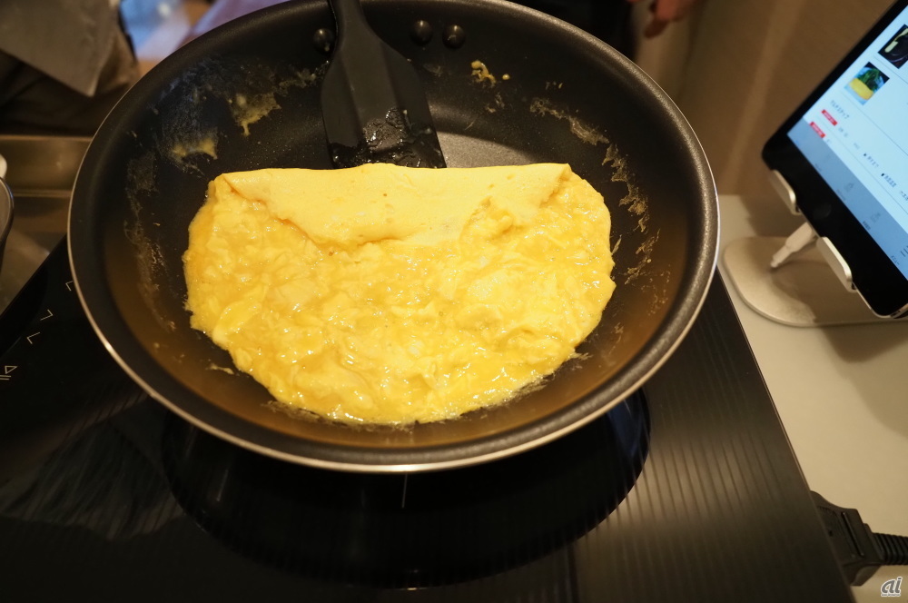 実際に筆者も「半熟ふわとろオムレツ（95度）」の調理を体験してみた。フライパンの表面温度が95度と低いため、じわじわと固まっていく卵液を見ながらあせらずに調理ができる