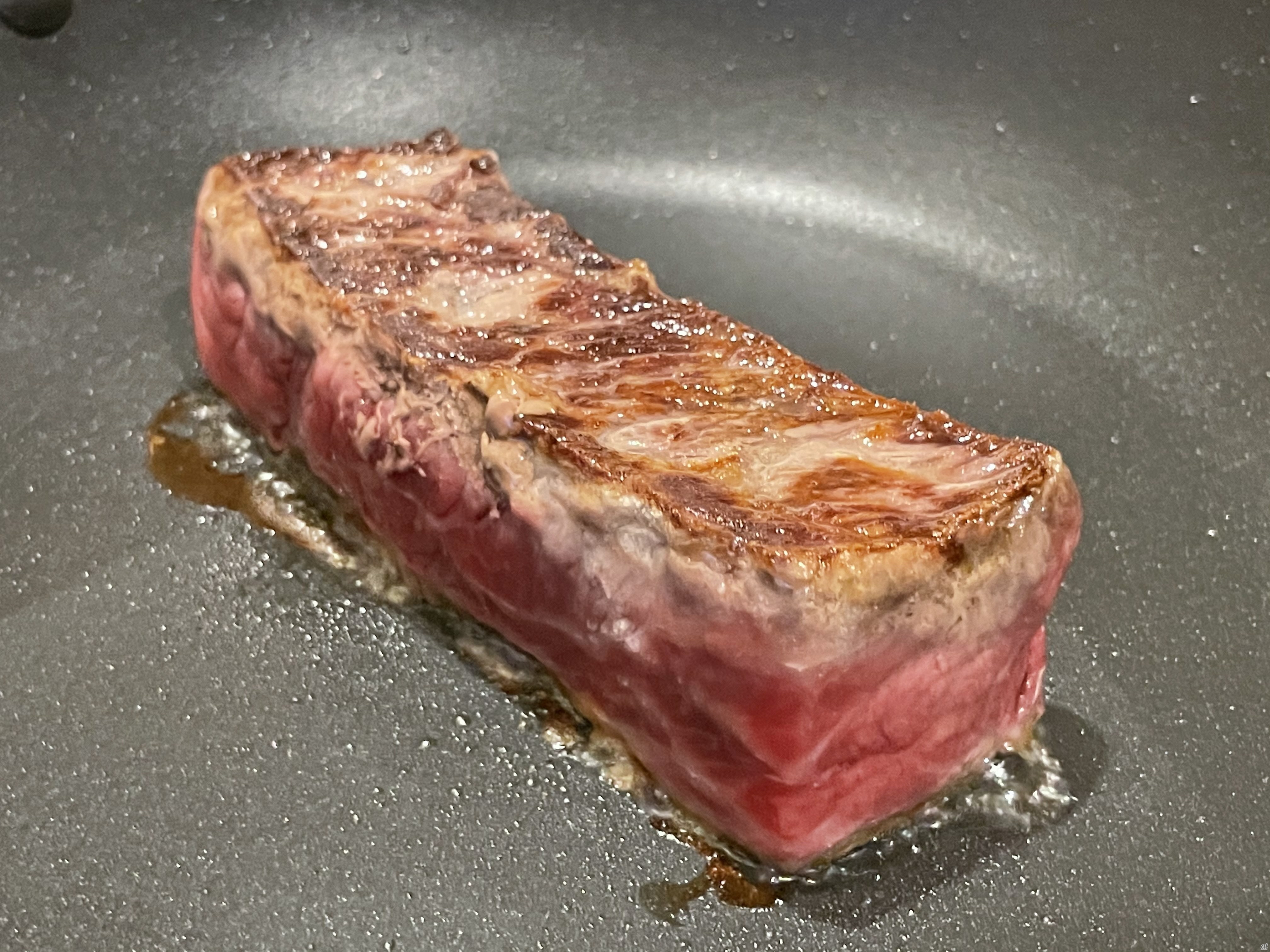 「牛ランプステーキ（3.5cm厚）」の場合、肉厚の牛ランプ肉（またはもも肉）を140度で両面6分ずつ焼くことで仕上がる