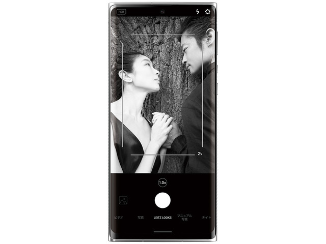　こちらは、兄弟機「AQUOS R6」には搭載されないLeitz Phone 1オリジナル機能「Leitz Looks」。ライカの特徴的なモノクロ撮影をスマートフォンで再現するものという。