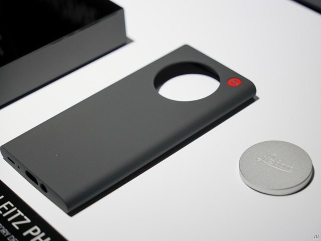 　Leitz Phone 1は、付属のアクセサリも充実している。スマートフォンケースに、アルミ素材のレンズキャップが付属する。