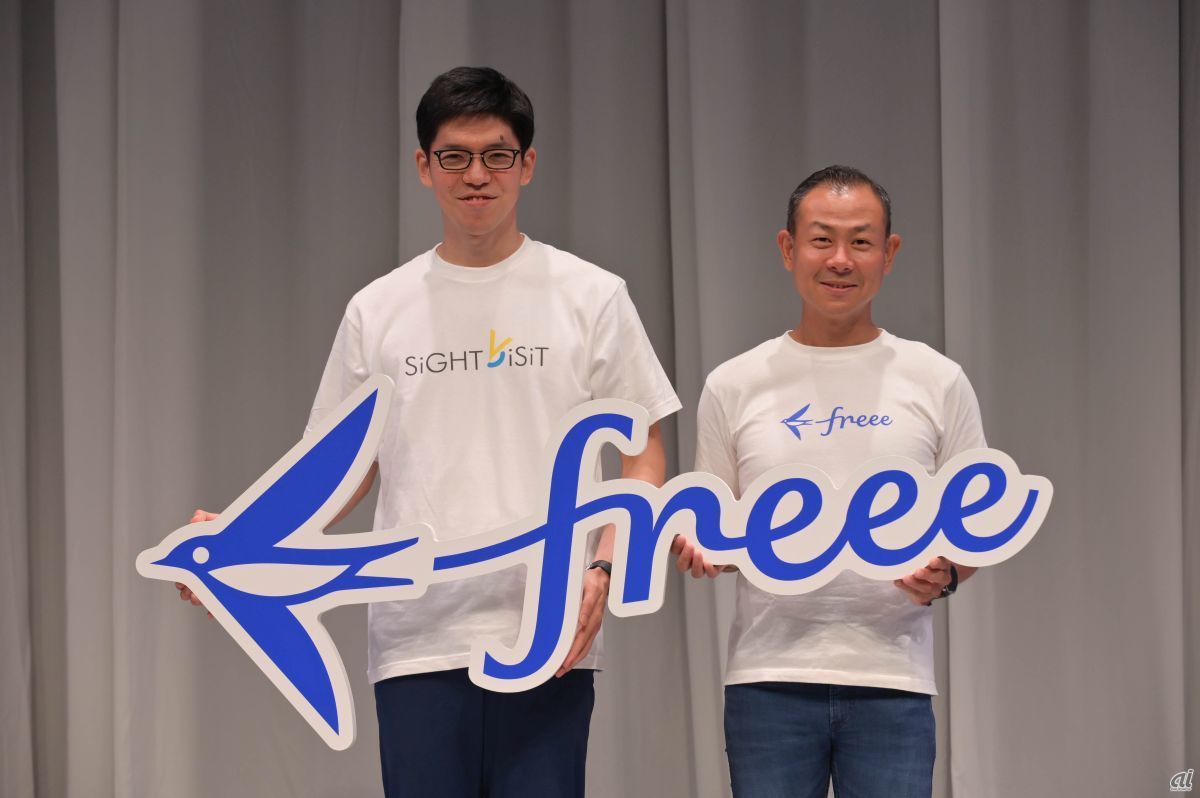 freee CEOの佐々木大輔氏（右）と、4月にfreeeグループへ参画したサイトビジット 代表取締役の鬼頭政人氏（左）