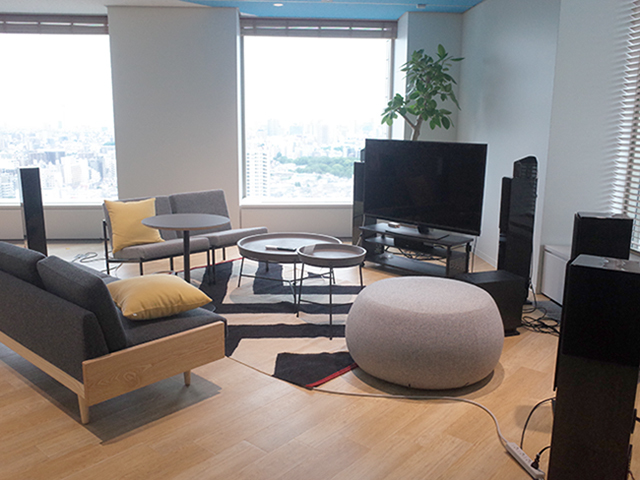 　コワーキングスペース奥には、ソファとホームシアターを用意した「Living Studio」を設置。YouTubeの生配信で使用したり、スタジオとしても使える。