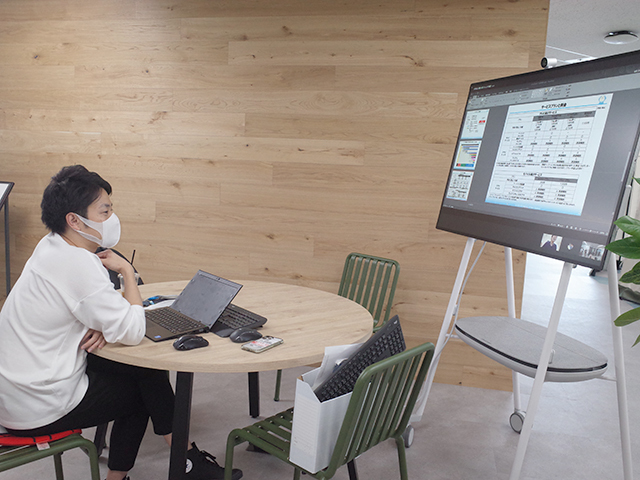 　ここ1年で急増したオンライン会議用ツールとして、対話型のビジネス向けホワイトボード「Surface Hub 2S」を20数台導入。資料への書き込みが共有できるなど、便利だという。