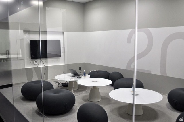 　会議室フロア。多様性があるものとなっており、椅子や机の高さが異なる部屋を用意し、目線の高さや視野が変わることによって、個性的なコミュニケーションを生み出せるような仕組みを行っている。