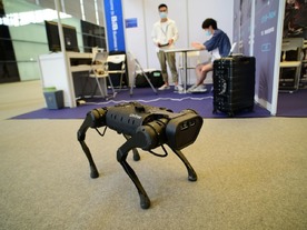 地形に応じて歩き方を調整するロボット--Facebookらが研究成果を公開