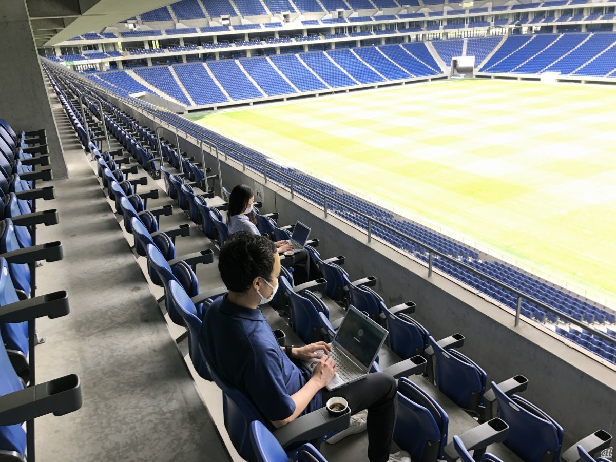ガンバ大阪ホームスタジアムのピッチを眺めながらテレワーク パナスタワーク Cnet Japan