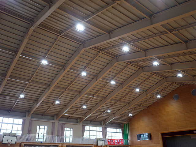 長年使っていた水銀灯からLED照明に変更されたことで、明るさが大幅に向上したという体育館