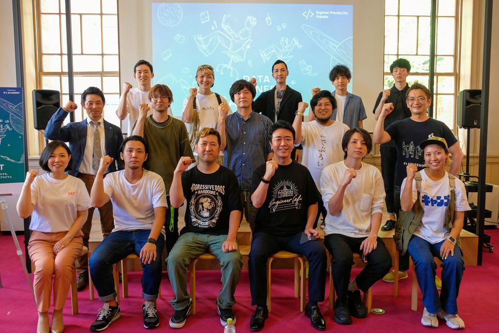 データエンジニア・カタパルト事業を主催する福岡市の高島宗一郎市長（前列右から3番目）や支援するGs ACADEMY福岡のメンターたち