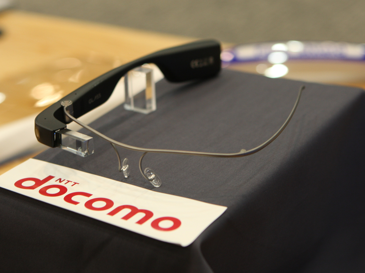 Google Glass Enterprise Edition 2の実機。メガネの"レンズレス"版のような印象を受けた