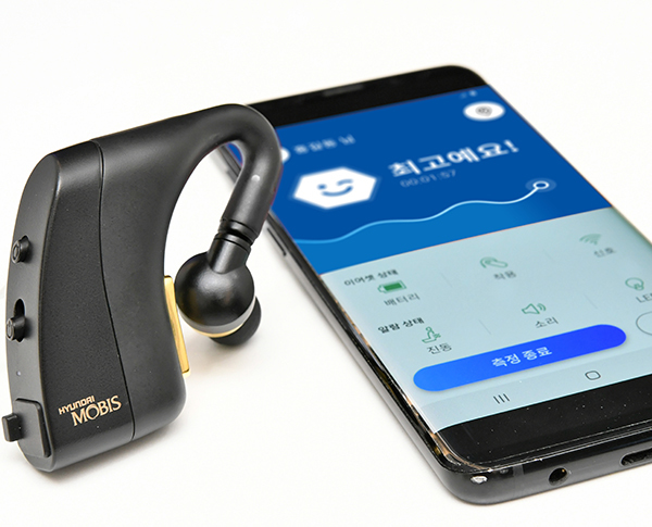耳に装着するデバイスで脳波を計測（出典：Hyundai Mobis）