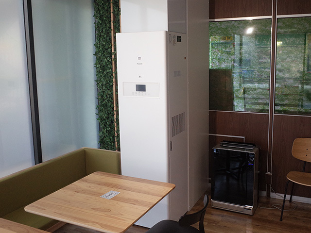 本社工場のフリースペース「Green cafe」には、業務用 熱交換気ユニット床置形を設置。確実な換気を行い、社内の空気の質にもこだわっている