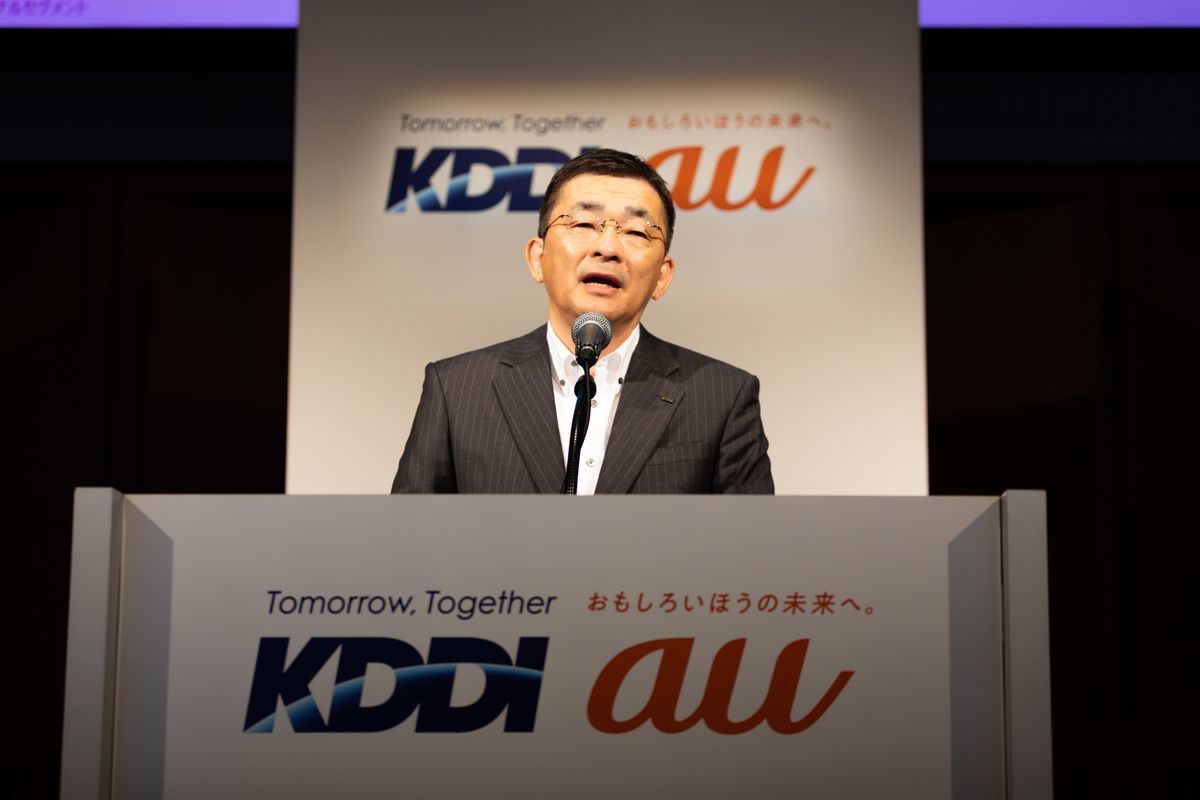 決算説明会に登壇するKDDI代表取締役社長の高橋誠氏