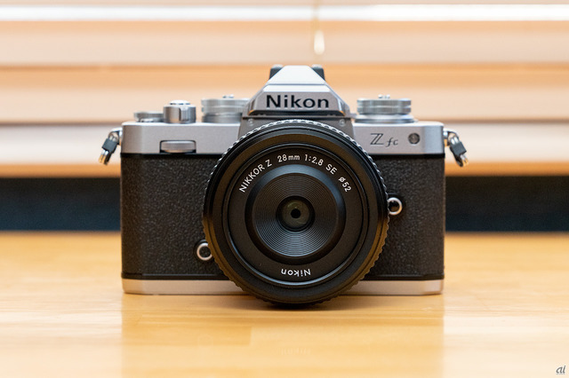 　こちらは、「NIKKOR Z 28mm f/2.8（Special Edition）」を装着した様子。