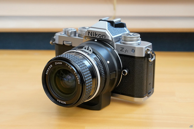 　こちらは、Ai Nikkor 24mm f/2.8を装着した様子。