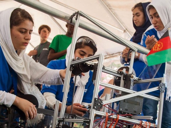 アフガニスタンの女子ロボットチーム、国外脱出を必死に模索