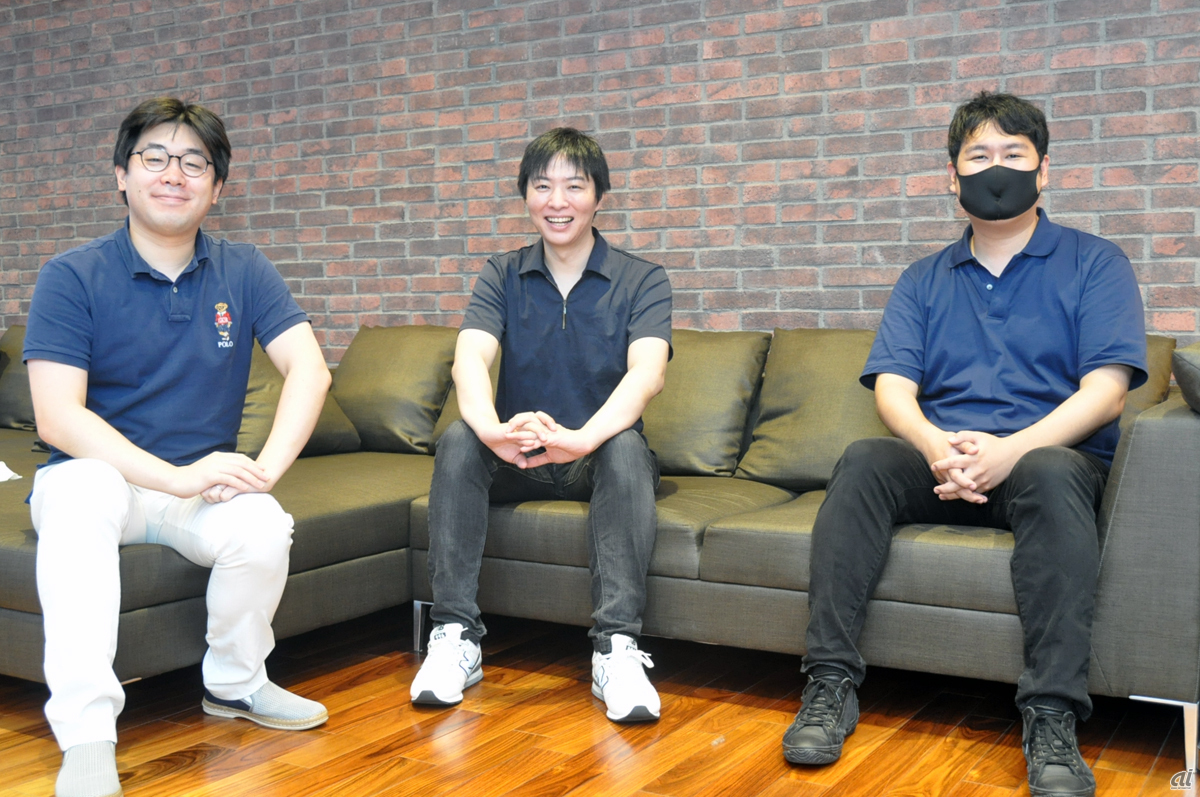 左から、DeNAの田中翔太氏、AQUASTYLE代表のJYUNYA氏、DeNAの上田朋宏氏