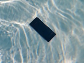 「Galaxy Z Fold3」「Galaxy Z Flip3」をプールに沈めてみた--折りたたみ式の防水性能は