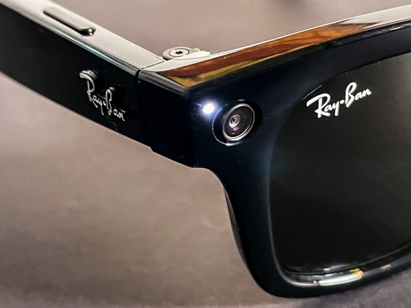 Facebookのスマート眼鏡「Ray-Ban Stories」を写真で確認--一見普通のサングラス
