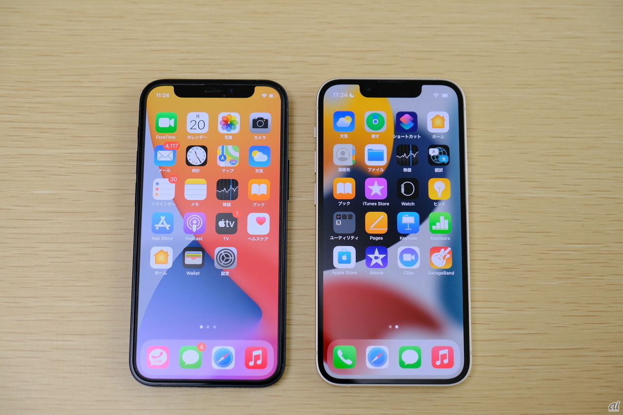 ノッチのサイズは20％縮小しており、iPhone 13 mini（右）では上部の時計や電波ピクトのサイズが大きく見やすくなっている様子が分かる