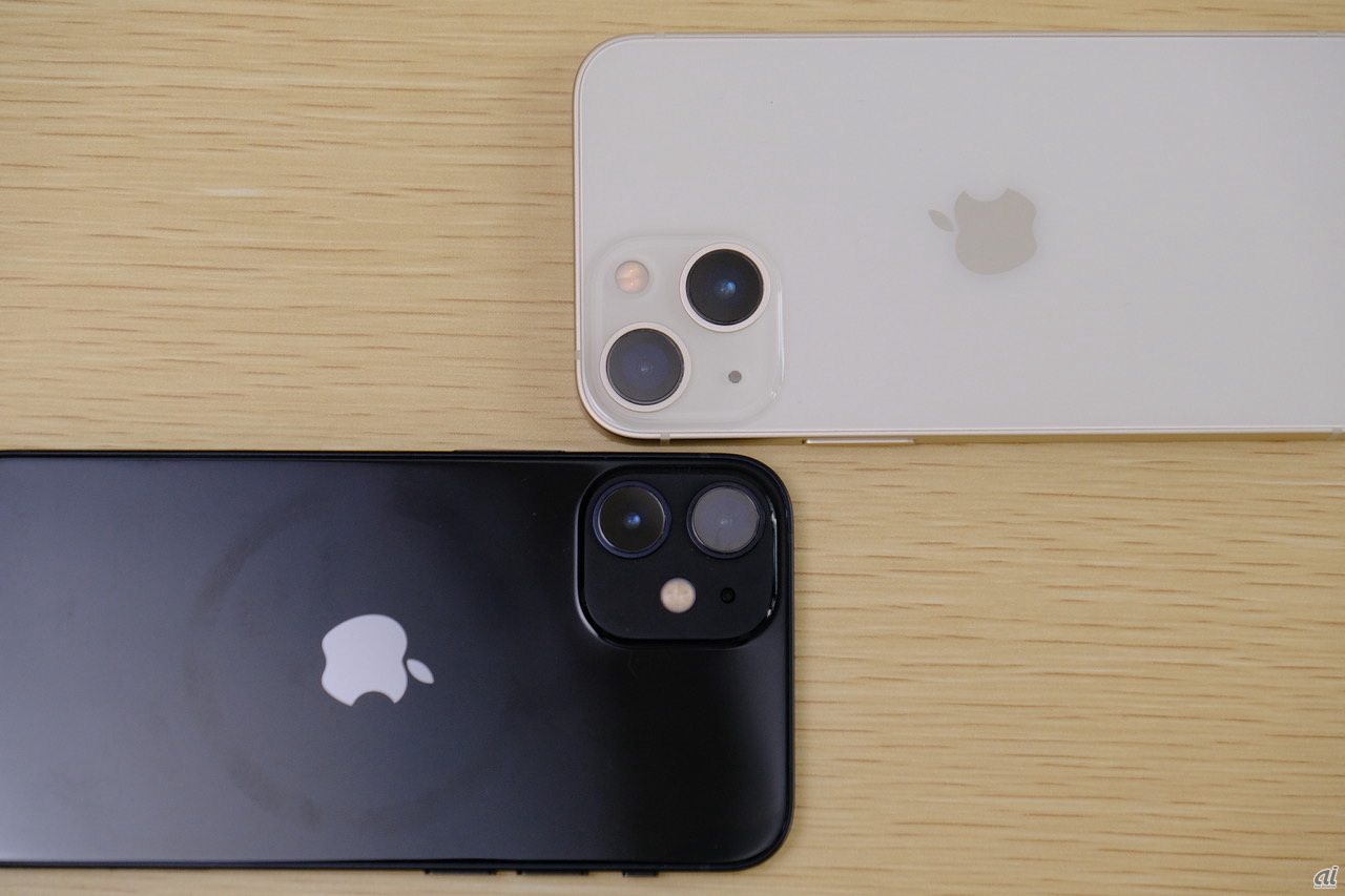 iPhone 12 mini（左）とiPhone 13 mini（右）・カメラの配置変更により、同じハウジングに大型のセンサーを内包した