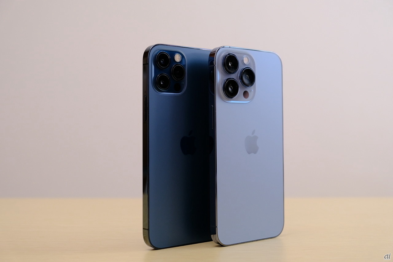 iPhone 12 Pro パシフィックブルー（左）とiPhone 13 Pro シエラブルー（右）の色味の比較。カメラユニット全体が大型化している様子も分かる