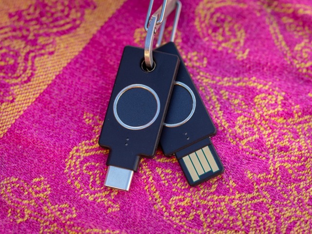 パスワード認証は時代遅れ？--指紋認証USBキー「YubiKey Bio」が発売