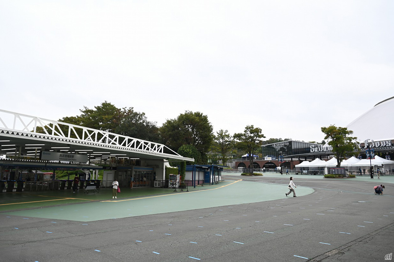 メットライフドーム（右）の最寄り駅である西武球場前駅（左）