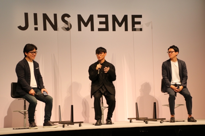 トークセッションの一場面<>
（左）田中氏
（中）「JINS MEMEパートナー」を務め、CMにも出演するロックバンド「サカナクション」の山口一郎氏
（右）ONE代表でJINS MEMEクリエイティブディレクターの岩原一平氏
