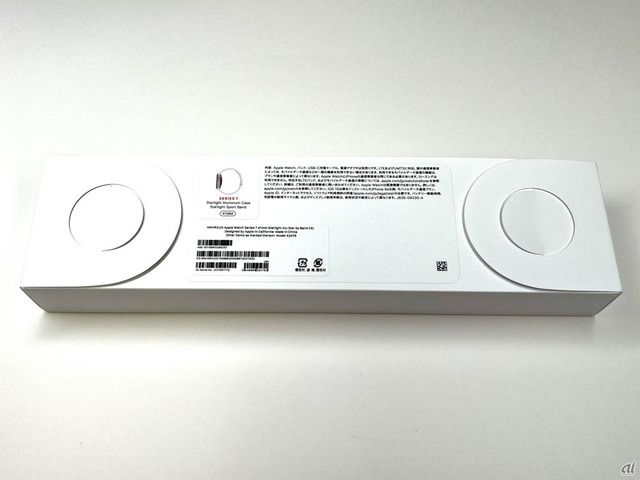 　発売当初から比較すると、箱のサイズから素材まで、徐々にパッケージを簡素化しているApple Watch。今回はパッケージの保護フィルムがなくなった。サイズや構成はSeries 6と同様だ。また、Series 6から電源アダプタが別売となっている。