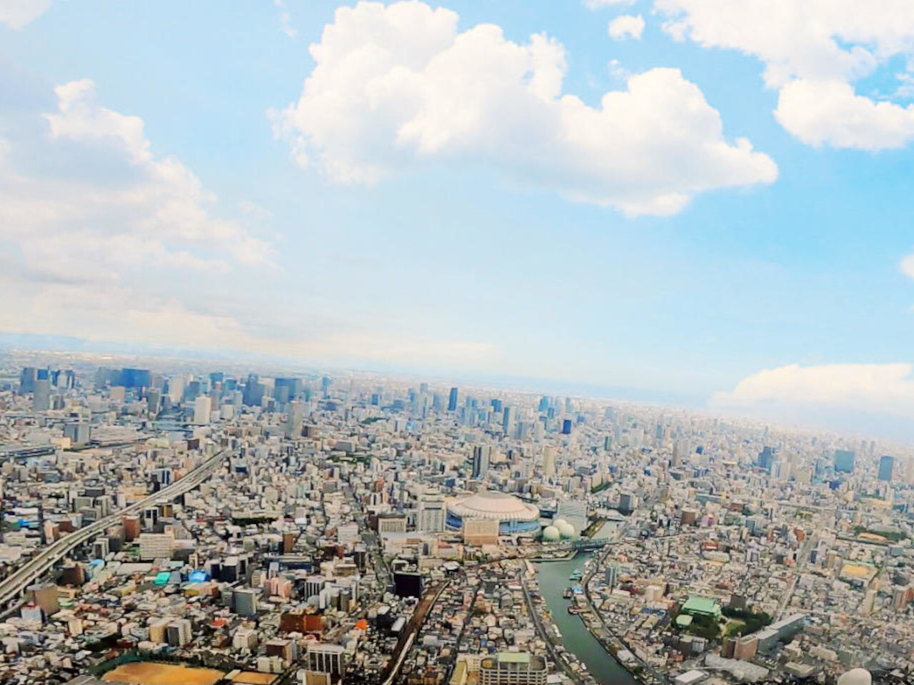 空飛ぶクルマが飛行する予定の大阪上空（イメージ）