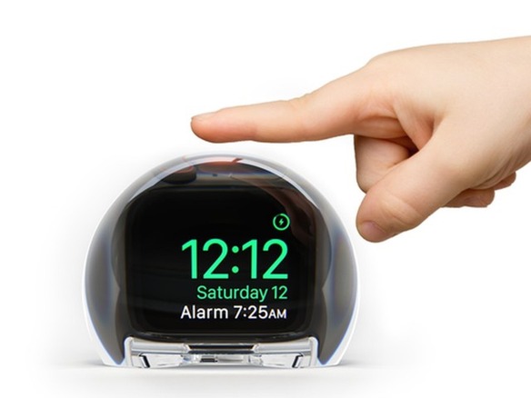 Apple Watchを卓上時計に変える透明な充電スタンド「NightWatch」--画面を拡大表示