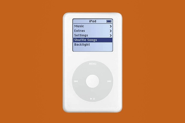 第4世代iPod

　第4世代iPodは後の「iPod mini」同様、「クリックホイール」を搭載しているが、画面はまだモノクロ液晶だった。