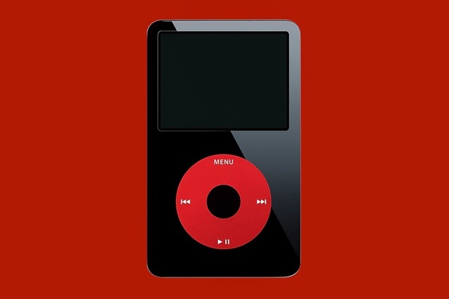 「iPod Special Edition U2」

　U2にとっては大当たりのマーケティングだったに違いない。Appleは2004年10月、バンドとコラボした最初で最後の特別版をリリースした。黒いプラスチックの外装と赤いクリックホイールが特徴で、背面にはバンドメンバーのサインが刻まれていた。動画に対応した第5世代iPodをベースにしたものなど、いくつかの兄弟モデルが登場した。