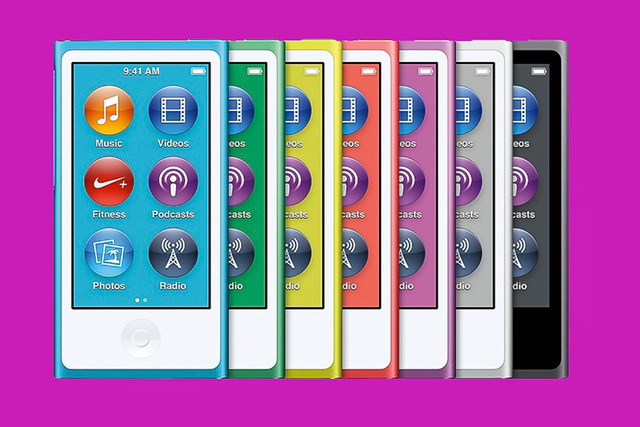 第7世代iPod nano

　第7世代iPod nanoは2012年、ホームボタンとより大きなマルチタッチディスプレイを備えた、なんとなく「iPhone」に似た形状となった。16GBのストレージを搭載し、8色で提供された。