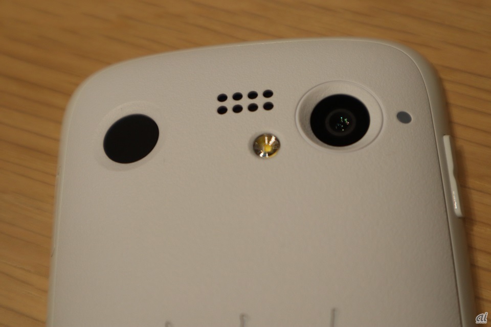背面にはカメラと、指紋認証機能を兼ねる電源ボタンを配置　