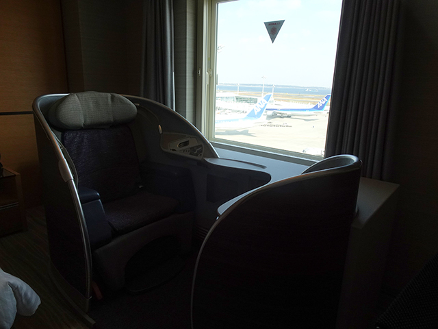 羽田エクセルホテル東急では、ファーストクラスシートを設置した客室も用意。滑走路VIEWで窓の外の風景も楽しめる