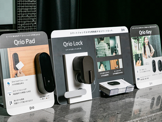 「Qrio Lock」（中央）を解錠できる「Qrio Pad」（左）などの新製品を発表した