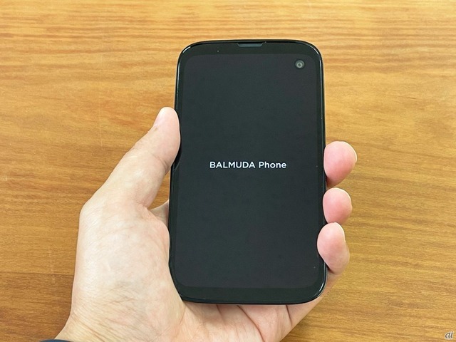 　背面の電源ボタンを長押しすると、「BALMUDA Phone」の文字。