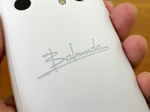 　スマートフォンをはじめとするIT機器やサービスを展開する新ブランド「BALMUDA Technologies」のロゴが目を引く。ちなみにこのロゴの部分が、ワイヤレス充電とNFC/Felicaエリアとなっている。