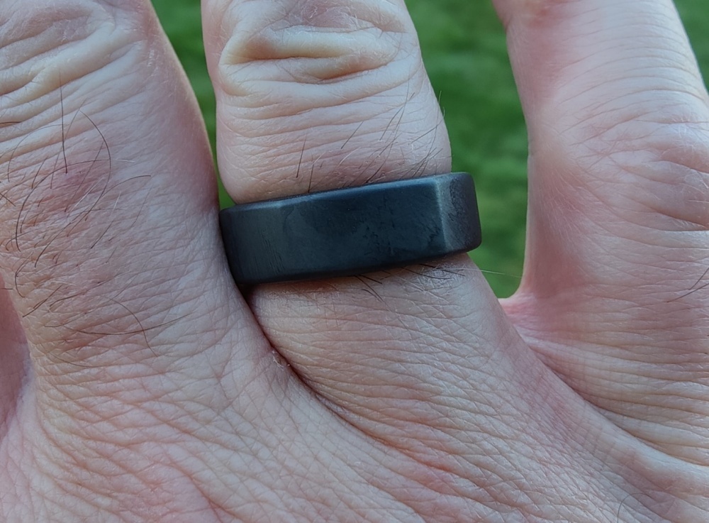 Oura Ring 3をはめた指