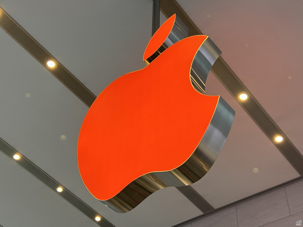 Apple 表参道のロゴも赤く変わった
