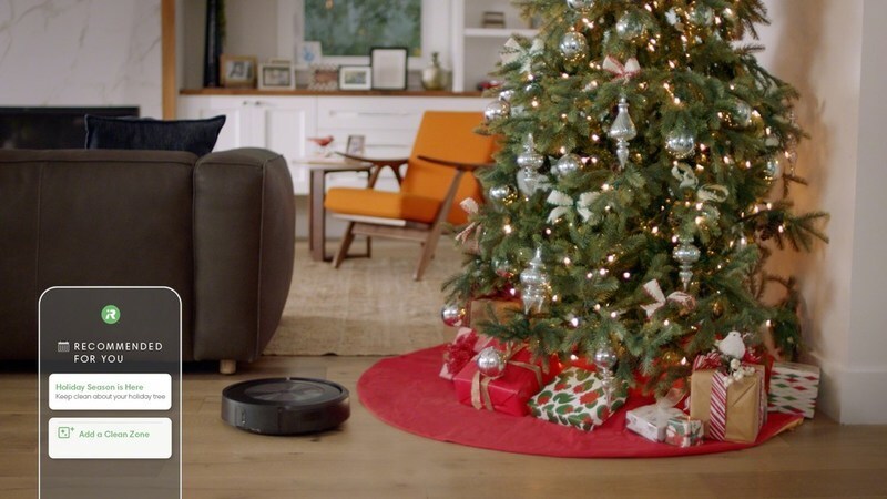 クリスマスツリーを避けて周囲を掃除（出典：iRobot）