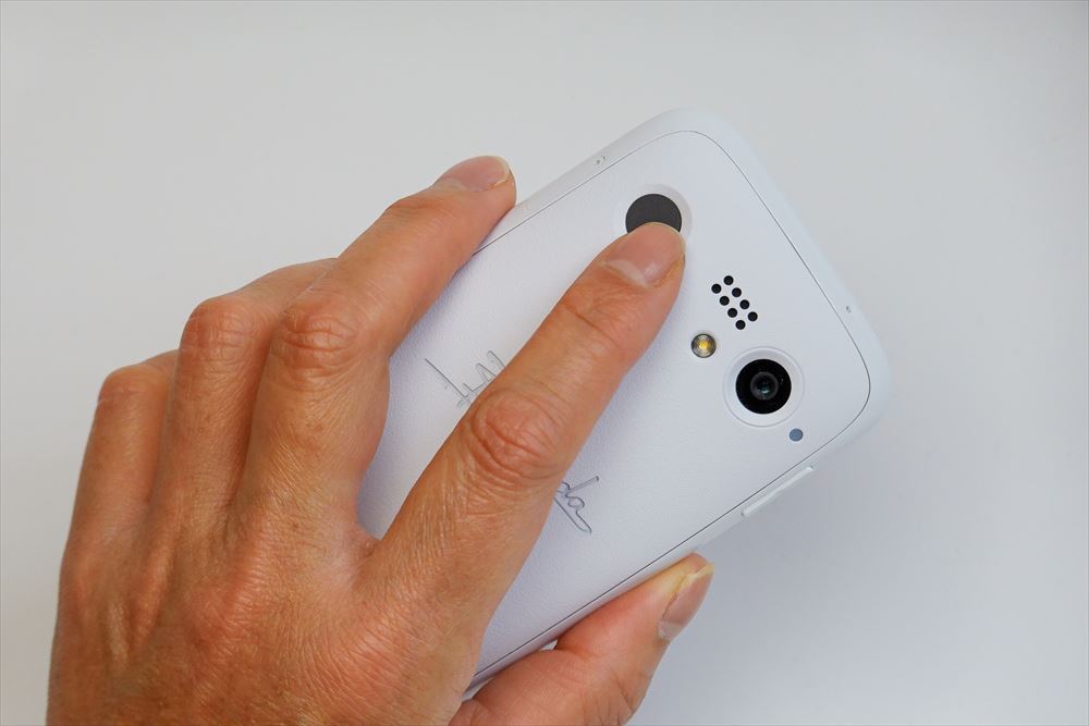 ボタン＆指紋認証センサーは左手に持ったときにちょうど人差し指があたる位置にあるが、くぼみのため指先で認証する形となるためか、一発では電源オン＆指紋認証ができず、エラーとなることもあった