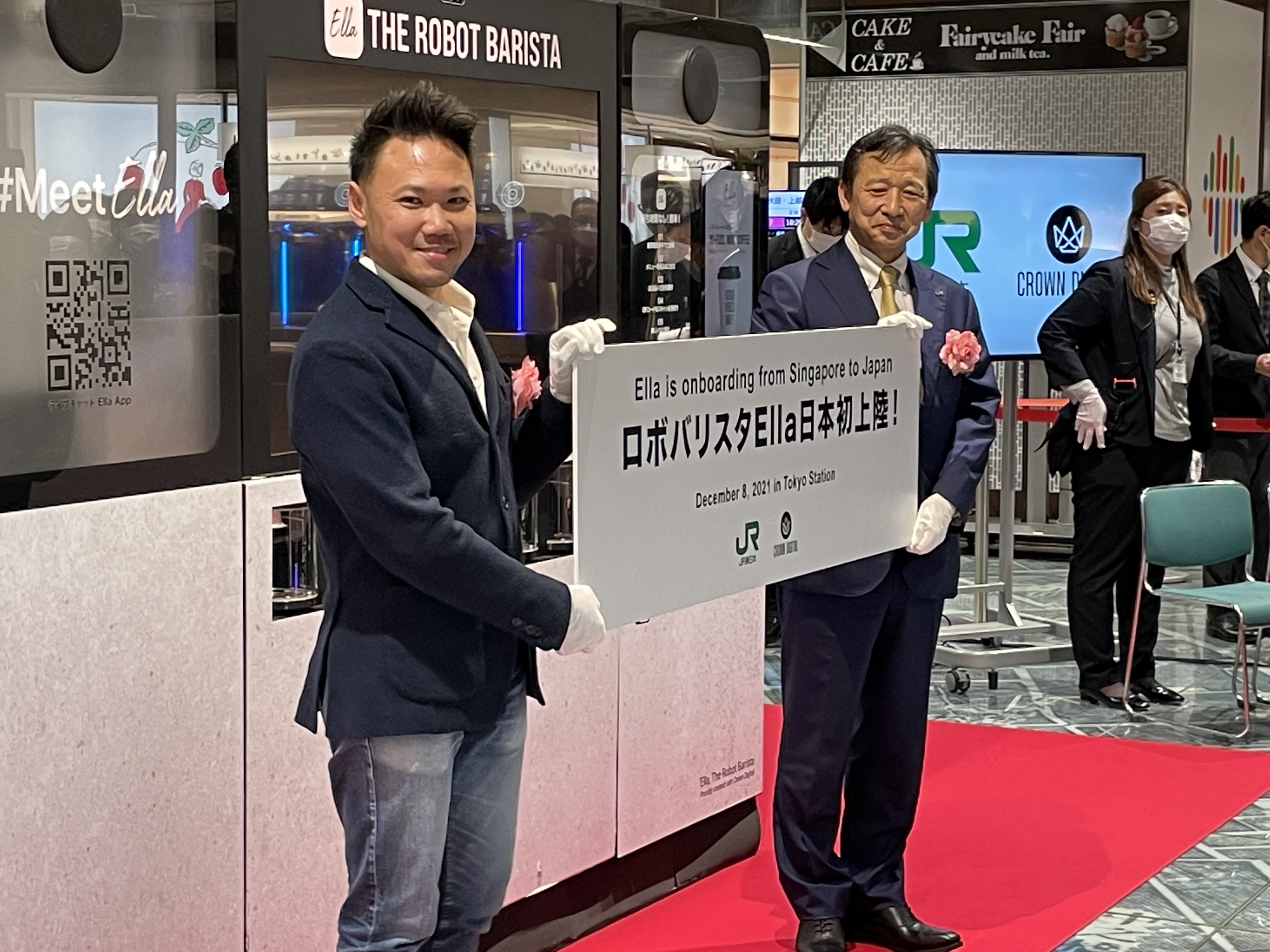 （左から）Crown Technology CEOのTan氏、JR東日本 常務執行役員の表氏